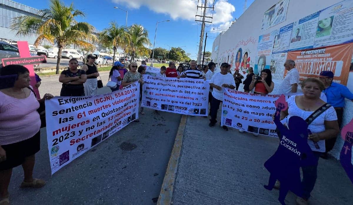 Familiares de víctimas de feminicidio y de desaparecidos se manifiestan en la Fiscalía por el 25N