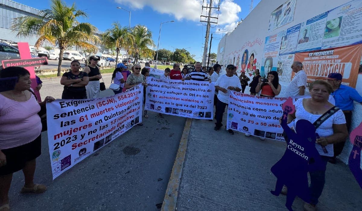 Familiares de víctimas de feminicidio y de desaparecidos se manifiestan en la Fiscalía por el 25N