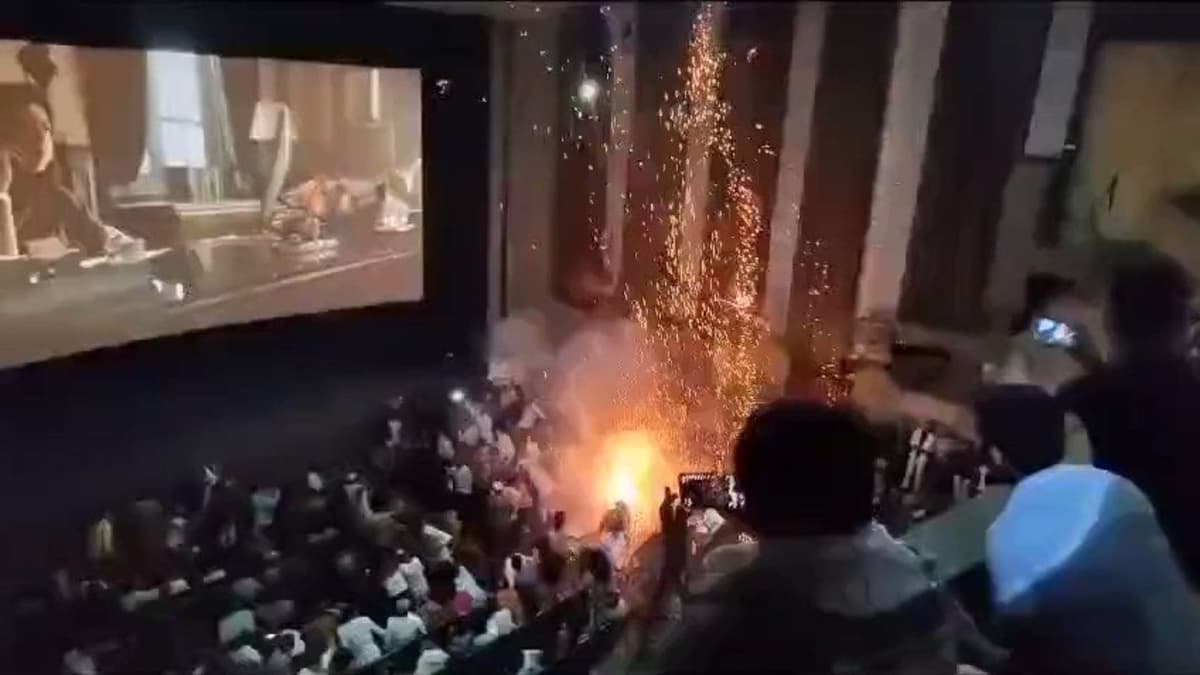Fuegos artificiales causan estampida humana en un cine de la India