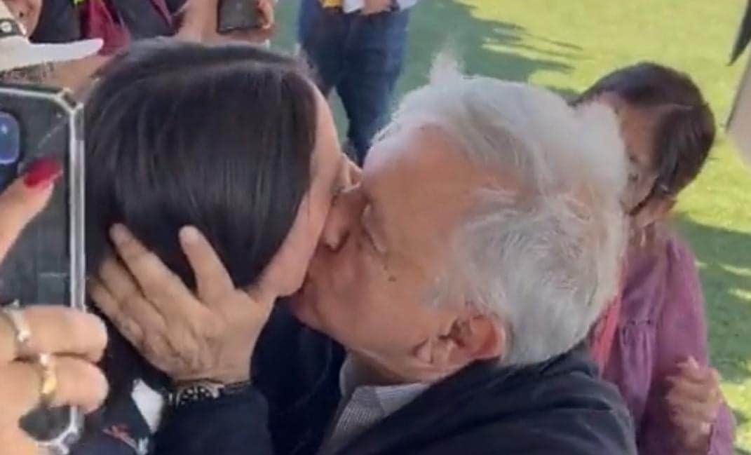 Video: Causa polémica el beso de AMLO a una joven; dicen que fue en los labios