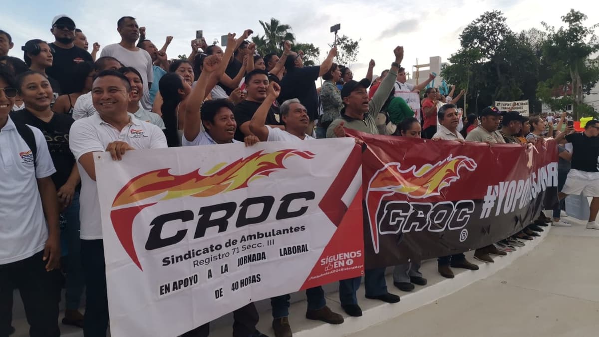 Miles de trabajadores marchan en Playa del Carmen a favor de la jornada de 40 horas