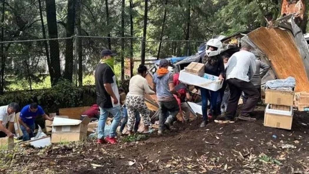Video: Camioneta de ayuda para Acapulco se vuelca en carretera y se roban todo