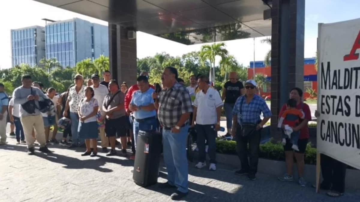 "Chano" Toledo se manifiesta en Playa del Carmen contra CFE y los parquímetros
