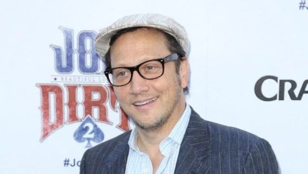 Video: El actor Rob Schneider canta "La Bikina" acompañado de mariachis
