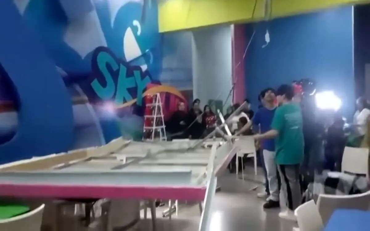 VIDEO: Cae techo de salón de fiestas en Monterrey y cinco personas resultan lesionadas