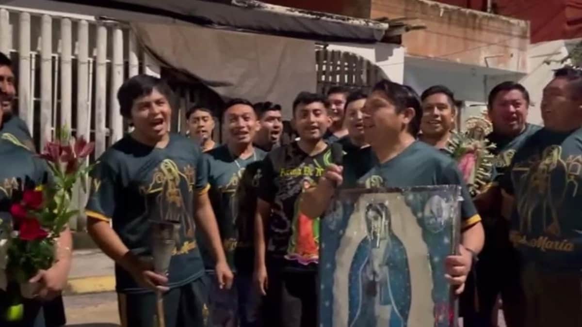 Cientos de fieles de la virgen de Guadalupe acuden a la iglesia de la Colosio de Playa del Carmen