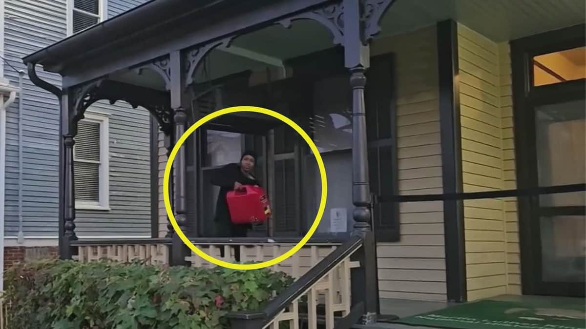 VIDEO: Turistas impiden que una mujer incendie la casa natal de Martin Luther King