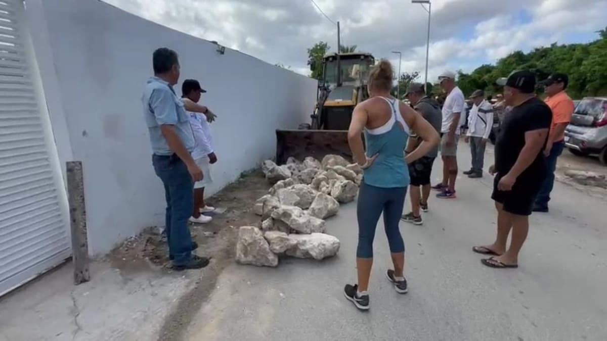 Video: Autoridades retiran piedras que obstruían el acceso a Xcalacoco en Playa del Carmen
