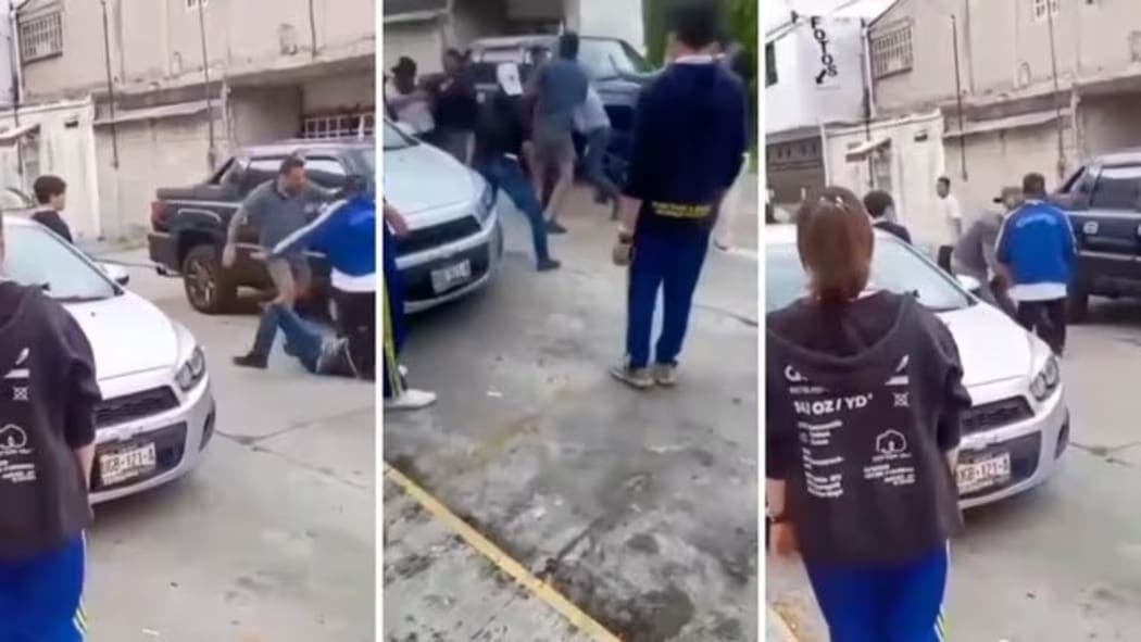 Video: Estudiantes y padres de familia se lían a golpes en Puebla