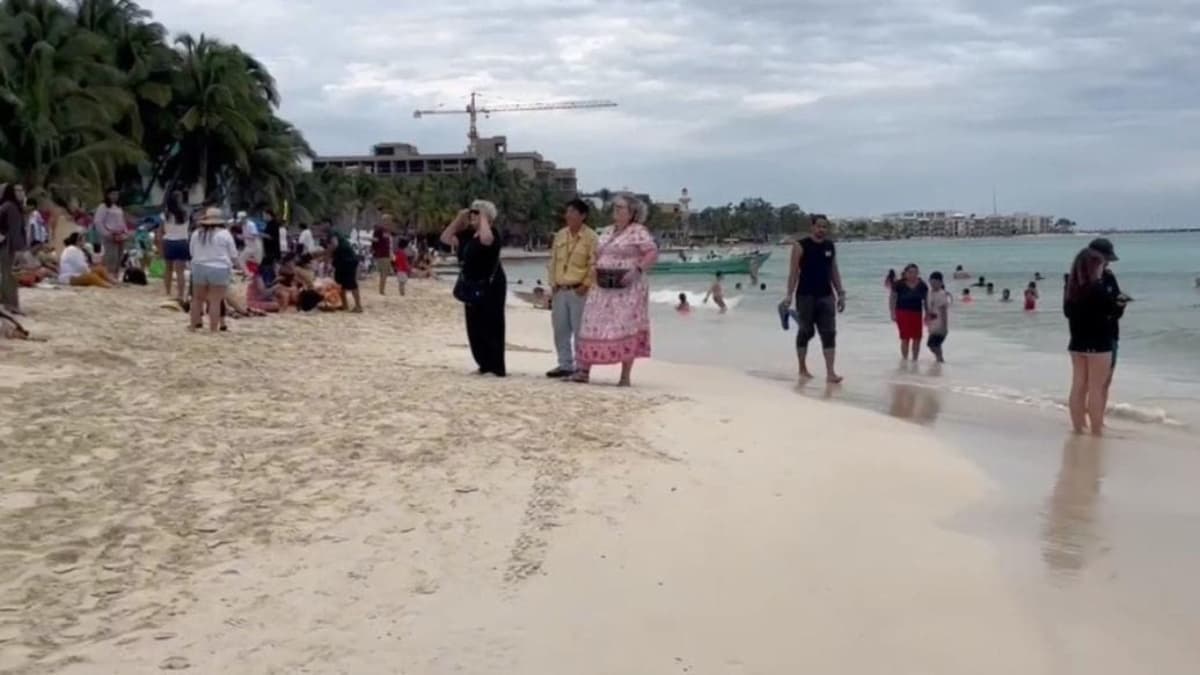 Bajas temperaturas no ahuyentan a los bañistas de las costas de Playa del Carmen