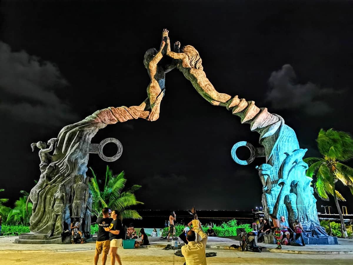 Show de luces y conteo regresivo desde el Portal Maya de Playa del Carmen para recibir el 2024
