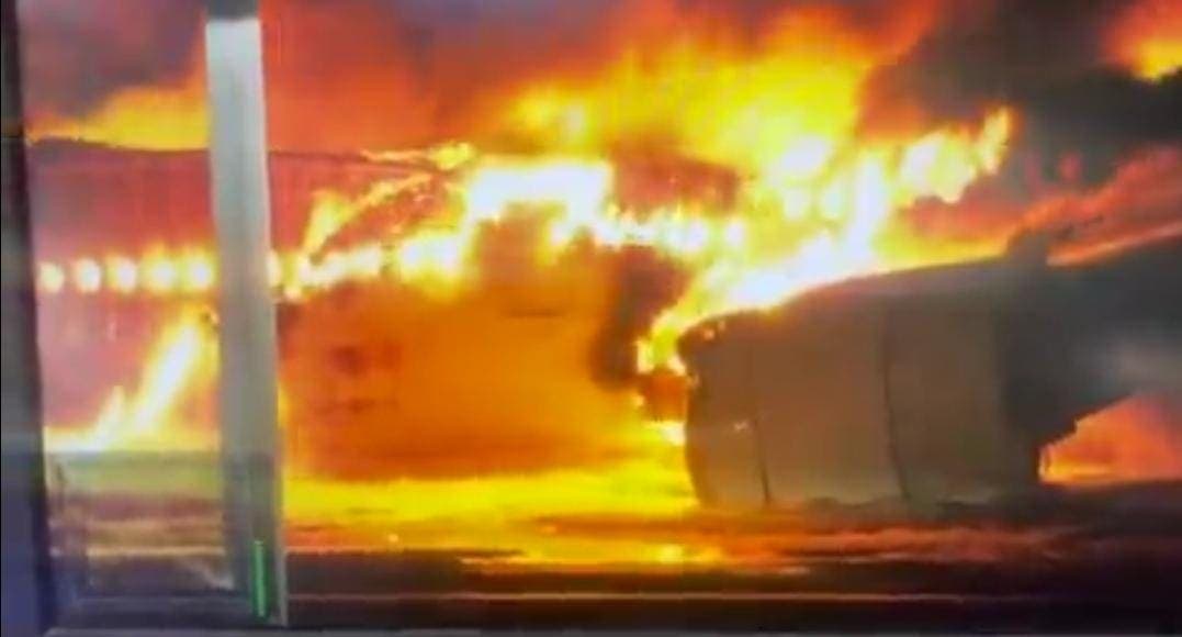 Video: Avión de Japan Airlines con 300 personas a bordo se incendia tras chocar en aeropuerto