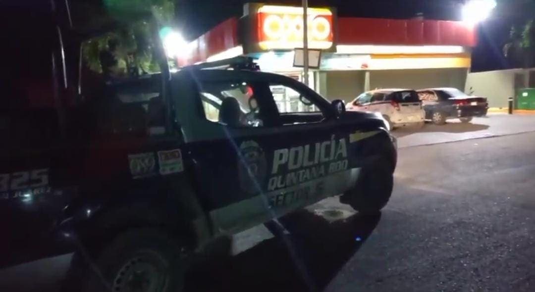 Persecución policiaca en calles de Cancún; presuntos ladrones huyeron