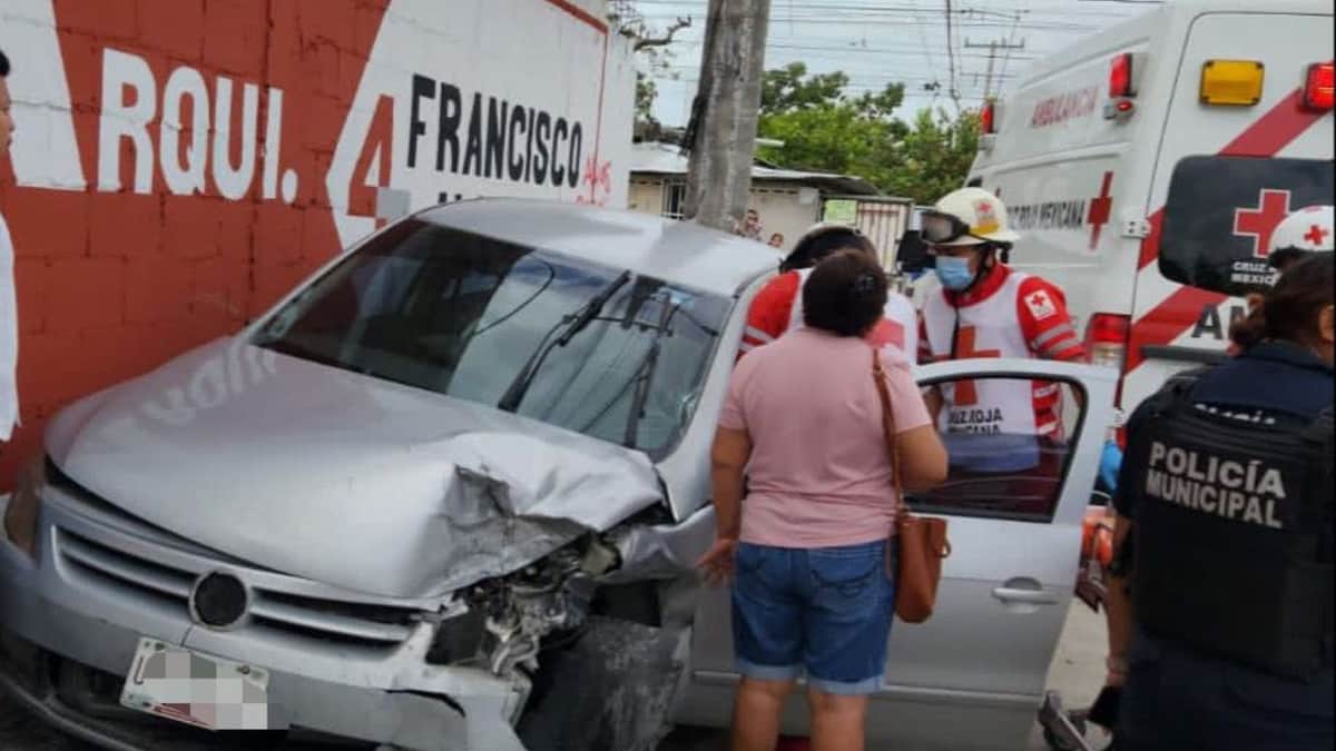 Conductor pierde el control de su auto en Cancún y choca con otro vehículo; hay un lesionado