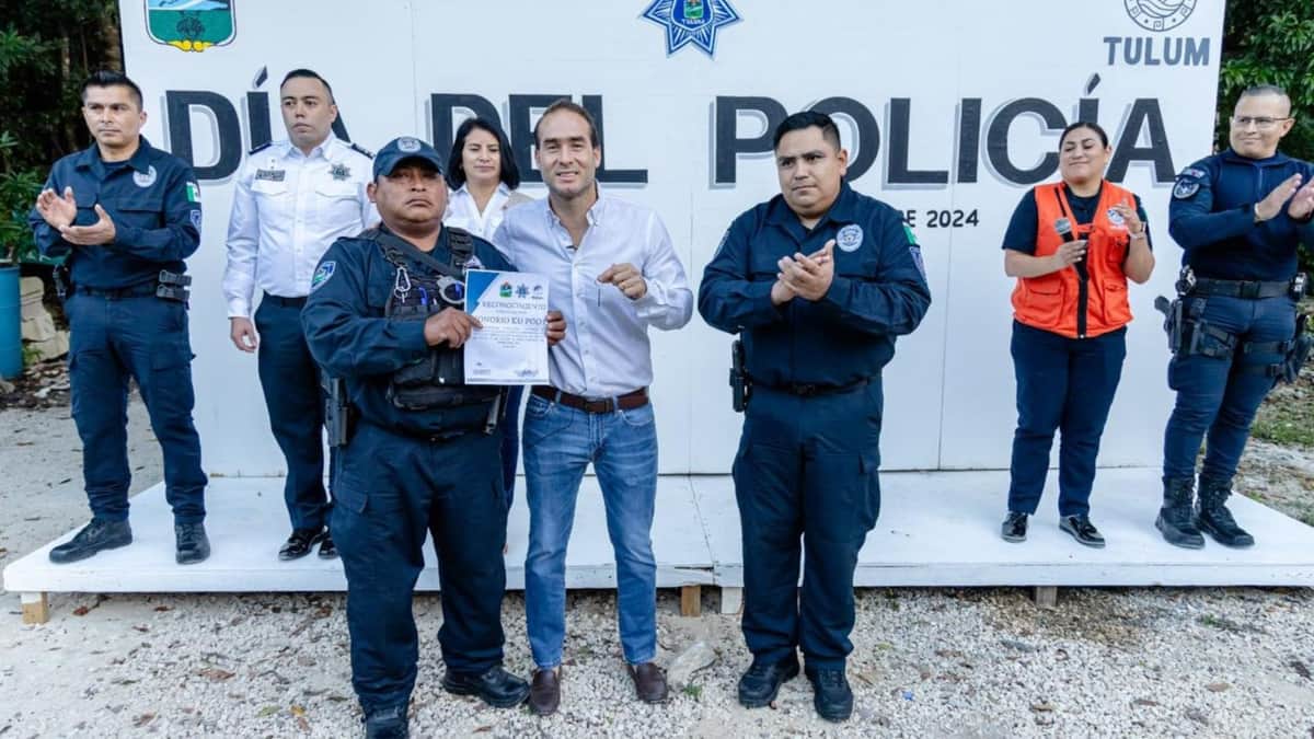 Diego Castañón Trejo reconoce a Policía del Año en Tulum