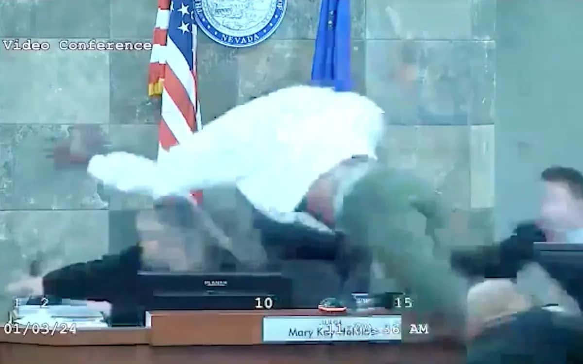 VIDEO: Hombre se abalanza y golpea a jueza en plena sesión en Las Vegas