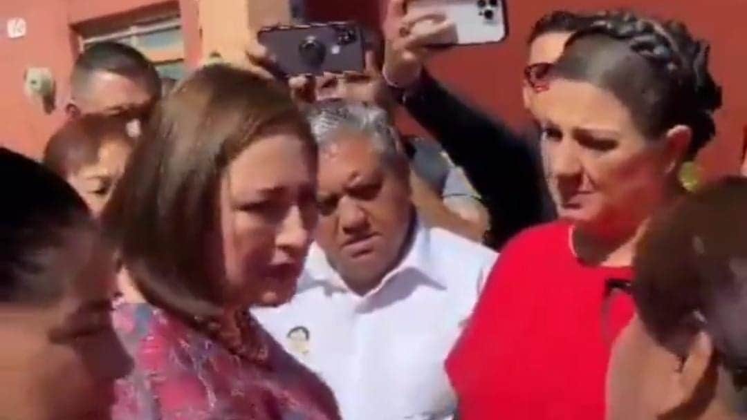 Video: Xóchitl Gálvez ignora a periodista que pide sea bajado un spot donde salen ella y su madre