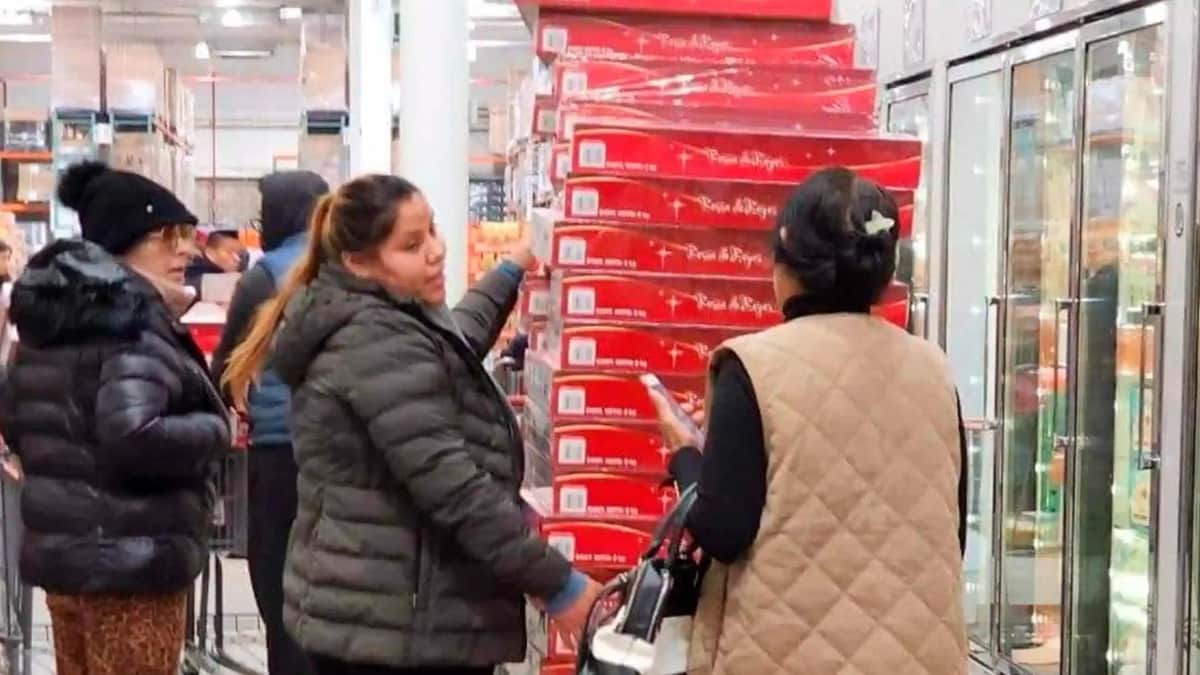 VIDEO: Clientes despojan roscas a revendedora de Costco antes de pagar