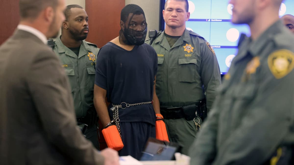 VIDEO: Hombre que saltó sobre jueza y la atacó vuelve a comparecer, cubierto de manos y cara