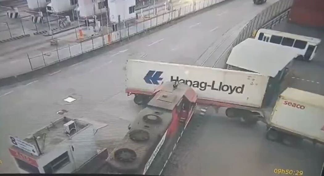 Video: Tren choca contra tráiler en el puerto de Manzanillo, Colima