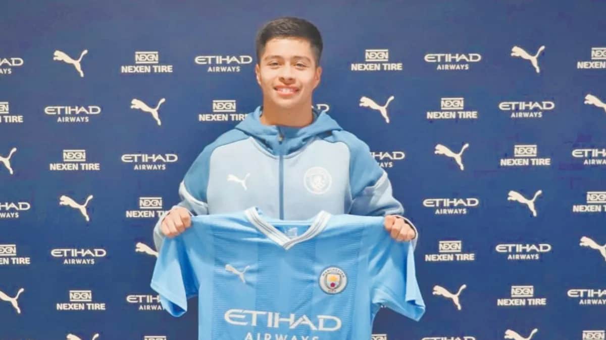 Futbolista mexicano Alex Alcalá firma con el Manchester City