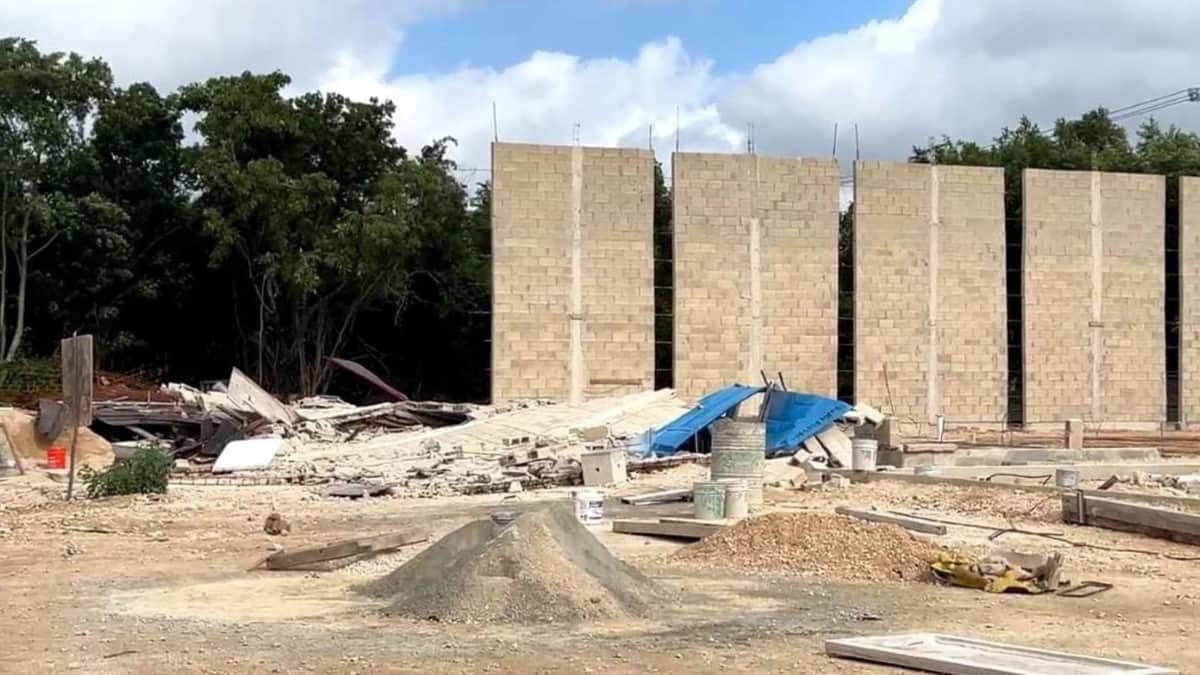 Fuertes vientos derribaron parte de una construcción en Cancún; hay dos personas con lesiones leves