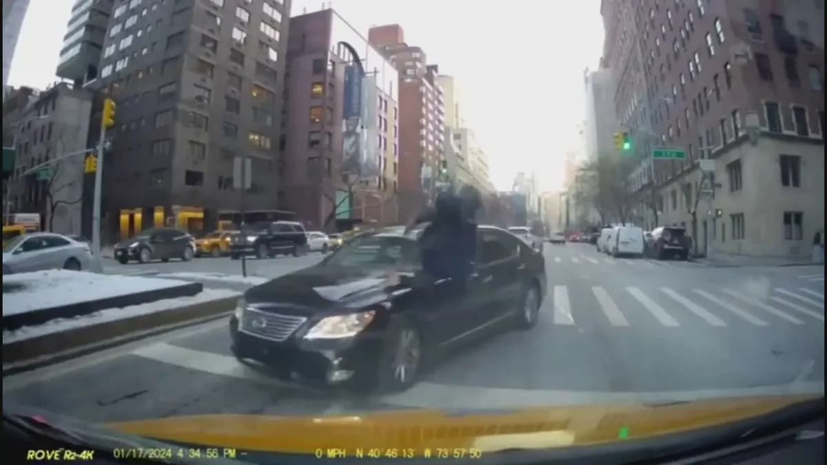 Video: Mujer atropella a policía en Nueva York al conducir en sentido contrario