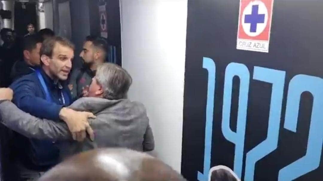 Video: Iván Alonso y Miguel Herrera casi se agarran a golpes tras el Cruz Azul vs Xolos