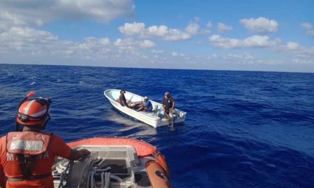 Rescata Marina a tres pescadores que se encontraban a la deriva en Cozumel