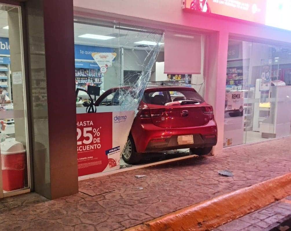 Automovilista pierde el control y se estampa contra una farmacia en la Zona Hotelera de Cancún