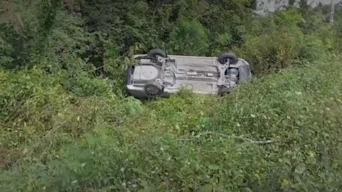 Vuelca un vehículo con cinco personas en la vía Cancún-Leona Vicario