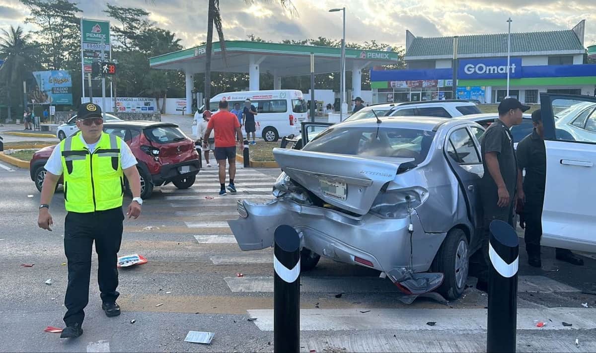 Se registra una carambola de cuatro autos en la avenida Bonampak de Cancún