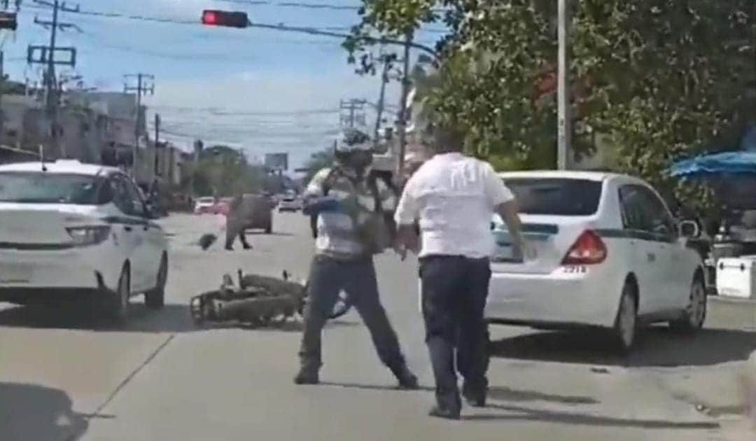Video: Taxista y motociclista se agarran a golpes en pleno centro de Cancún