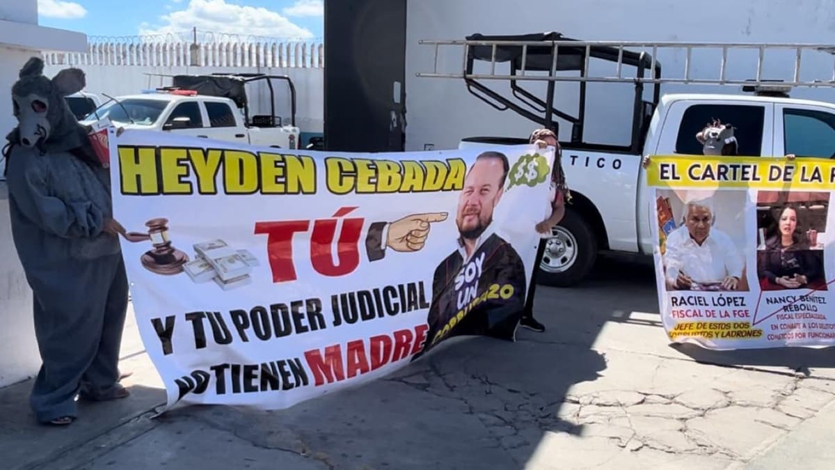 Protestan activistas en la Fiscalía por ascensos a funcionarios señalados por corrupción