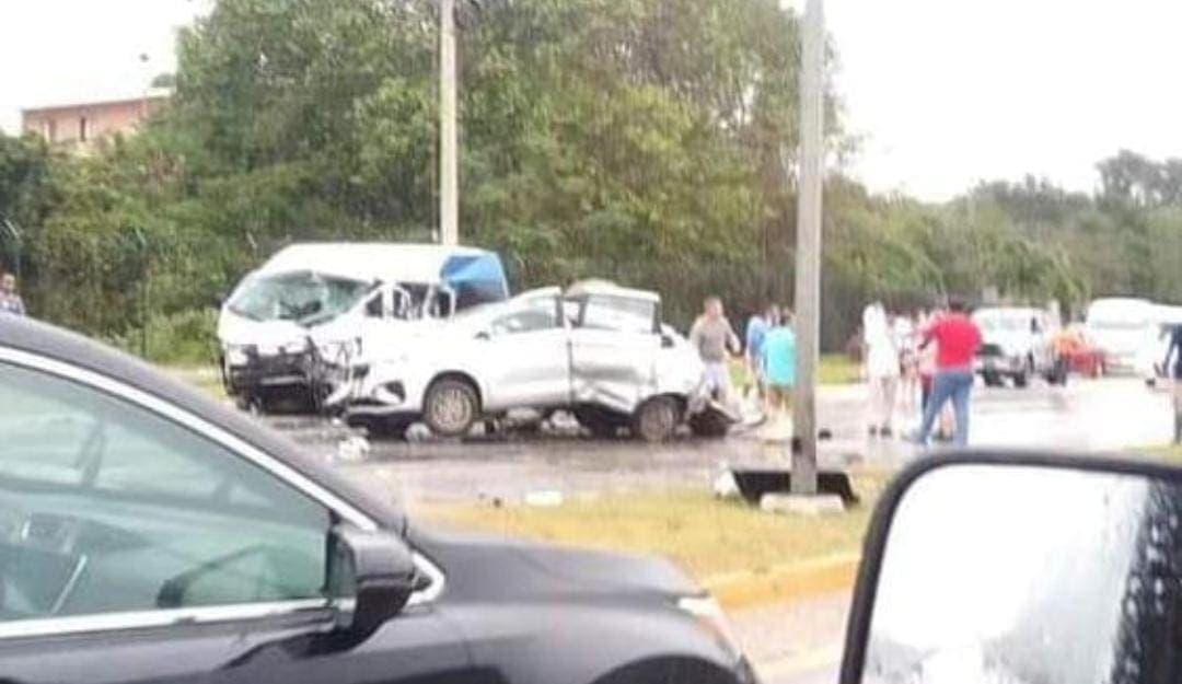 Autoridades de Cancún ofrecen apoyo a cónsul de Argentina tras accidente en carretera federal