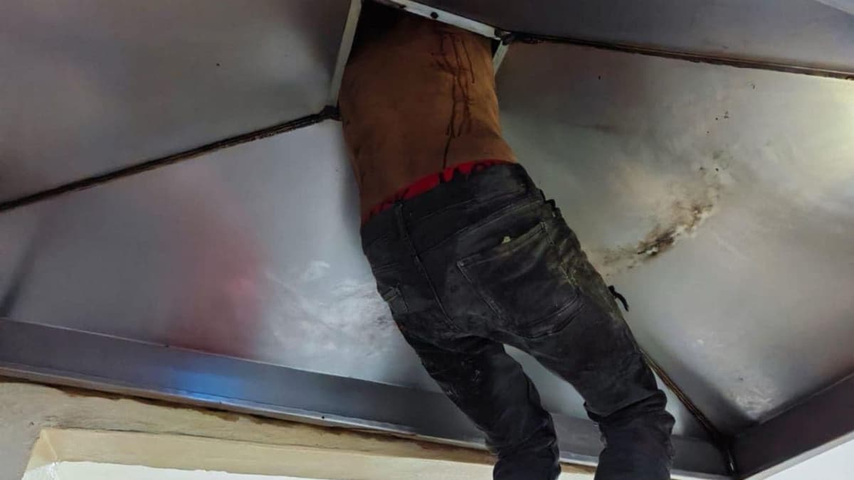 Detienen a ladrón que quedó atorado en chimenea de una pollería de Cancún