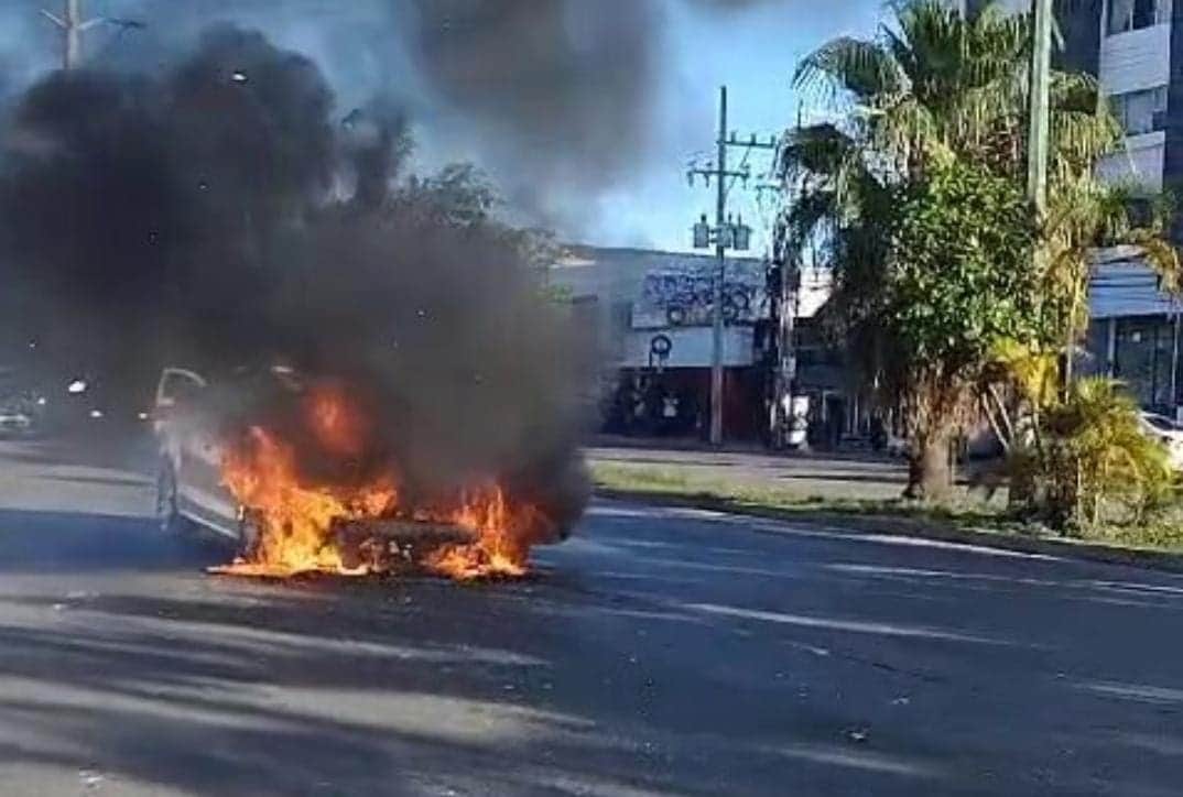 Se incendia automóvil sobre la Kabah de Cancún y tres vehículos chocan en bulevar Colosio
