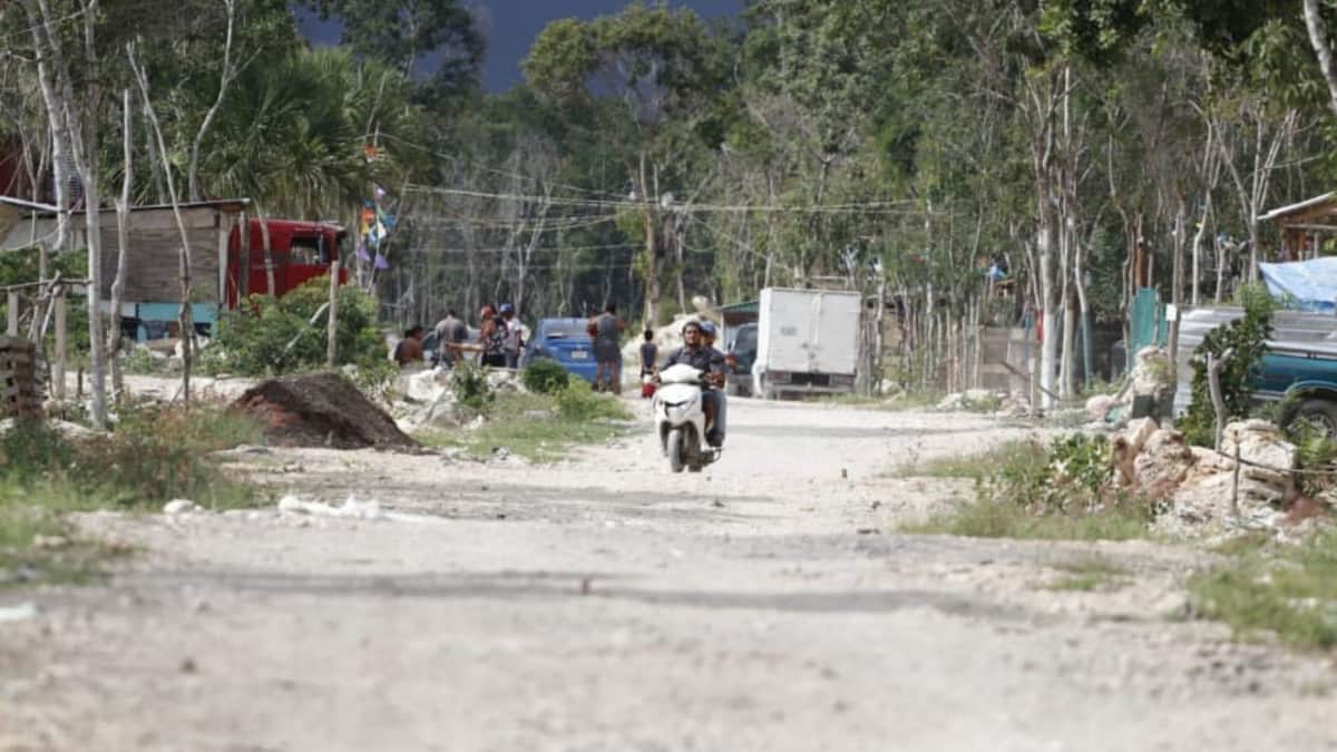 Dan mantenimiento a caminos rurales de Playa del Carmen; se buscan recursos para su pavimentación