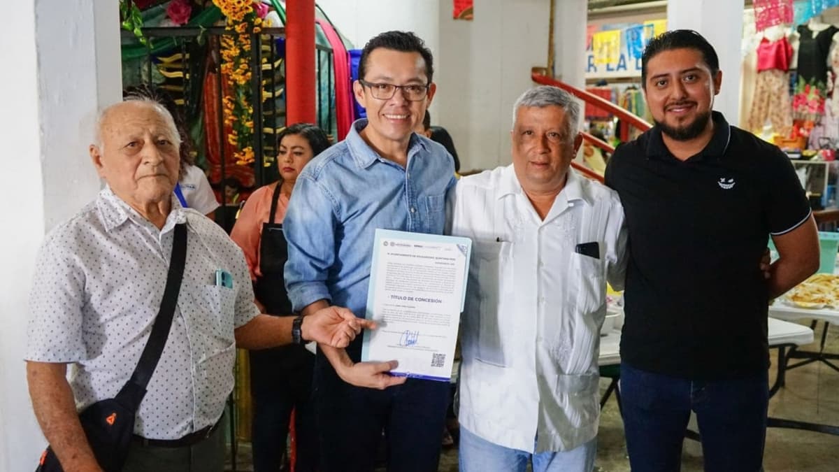 Entregan concesiones del mercado “Diana Laura Riojas”