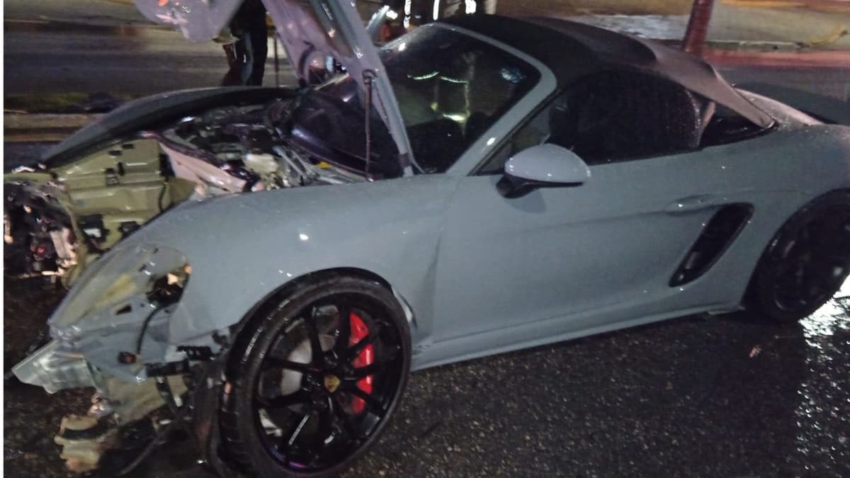 Conductor de un Porsche choca en la Zona Hotelera de Cancún y deja abandonado el lujoso auto