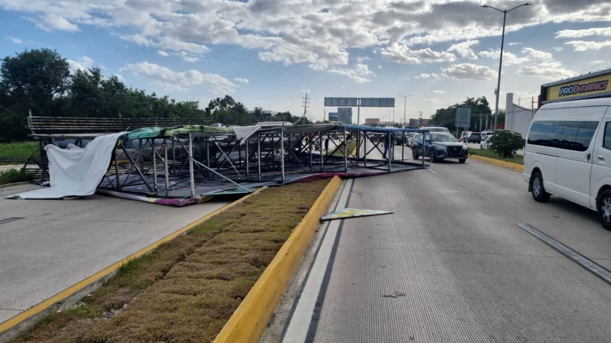 Fuertes vientos provocaron la caída de espectaculares, árboles y postes en Cancún