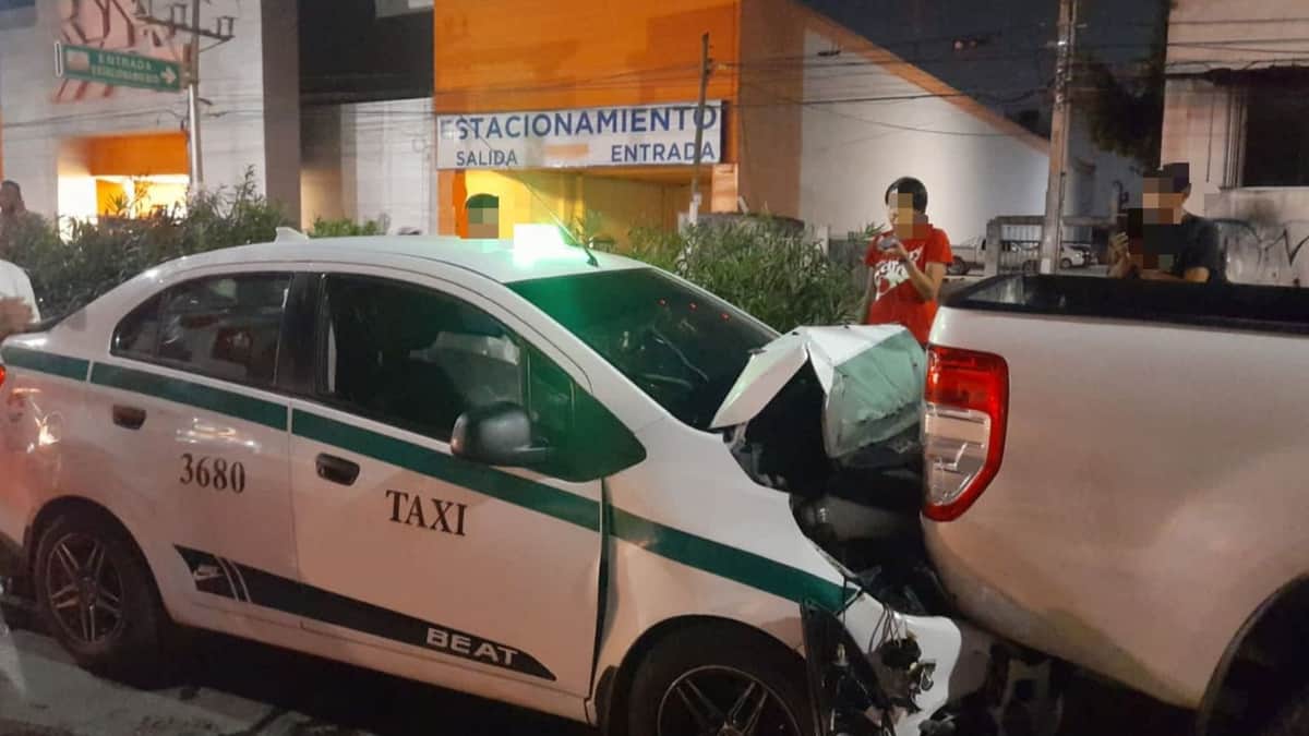 Taxista muere en la López Portillo de Cancún por un presunto infarto y choca con otro vehículo