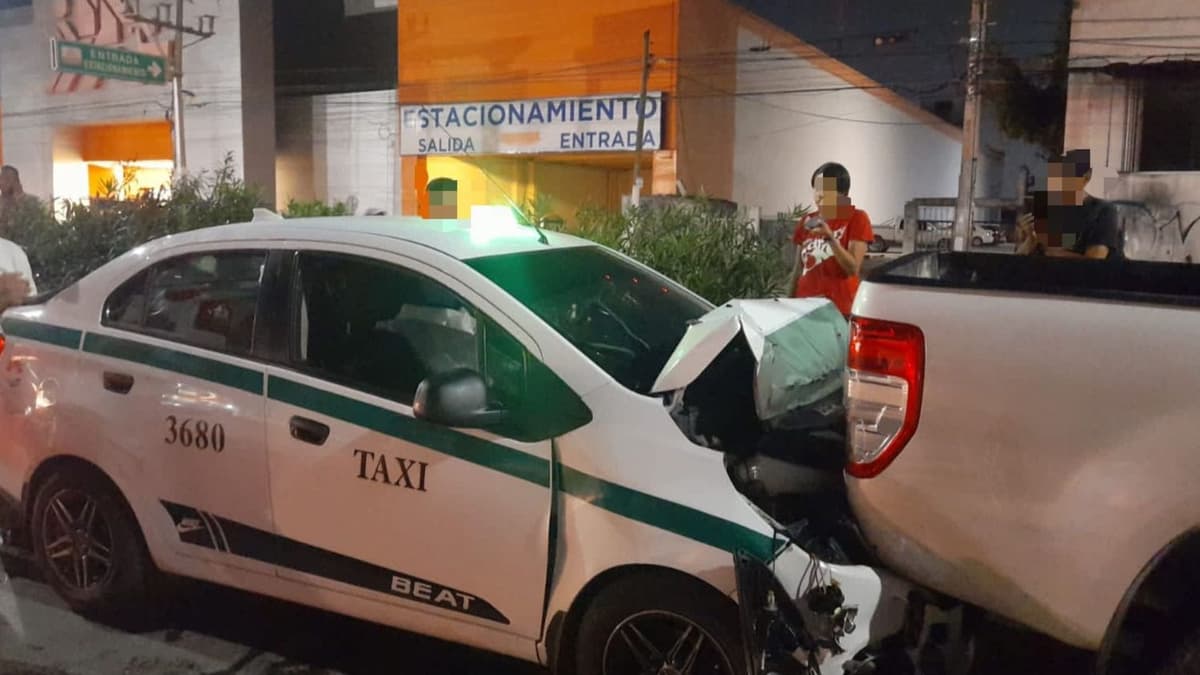 Taxista muere en la López Portillo de Cancún por un presunto infarto y choca con otro vehículo