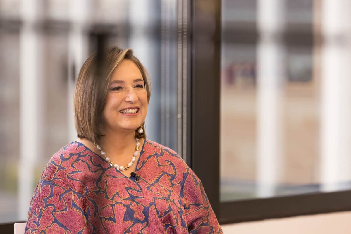 Xóchitl Gálvez sale encapuchada y a escondidas de una reunión en Nueva York