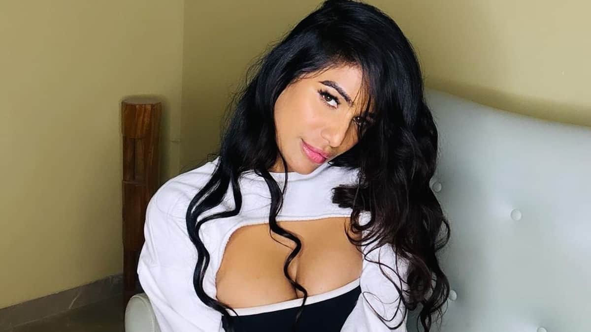 Modelo india finge su muerte en redes sociales para concientizar sobre el cáncer de útero