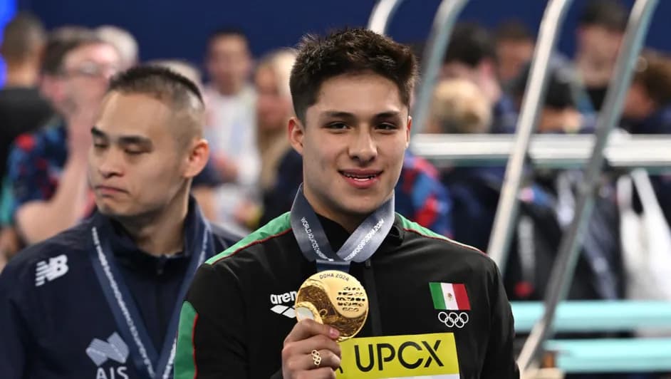 El mexicano Osmar Olvera gana medalla de oro en el Campeonato Mundial de Natación
