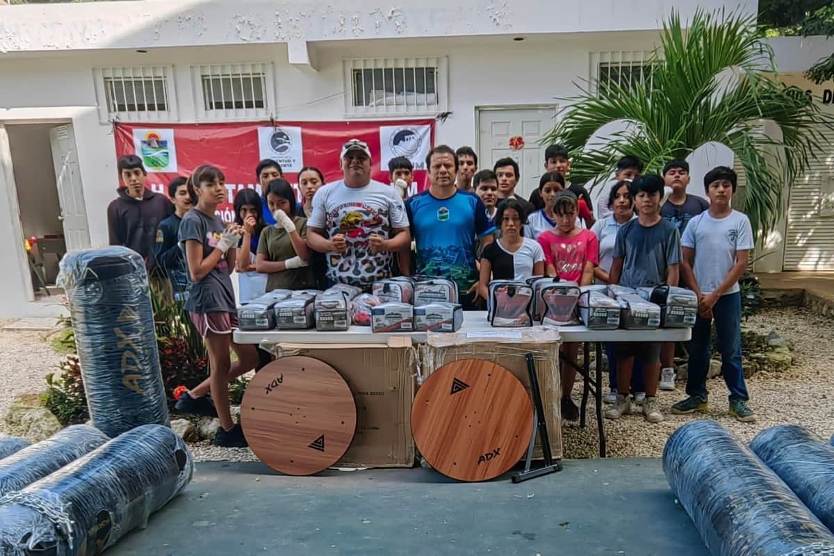 Diego Castañón entrega material deportivo a escuela de boxeo del Centro de Formación de la Unidad Deportiva