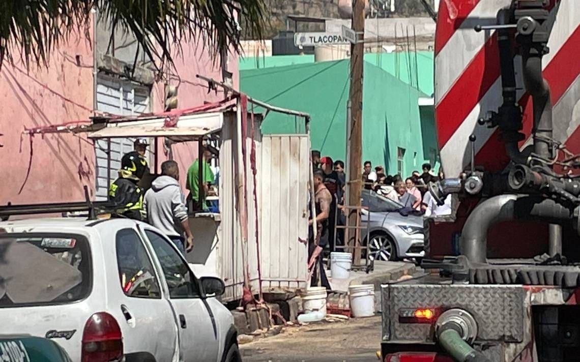 Explota tanque de gas en puesto de tacos en CDMX