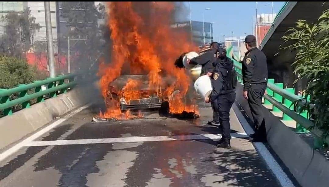 Video: Se incendia camioneta en Periférico CDMX