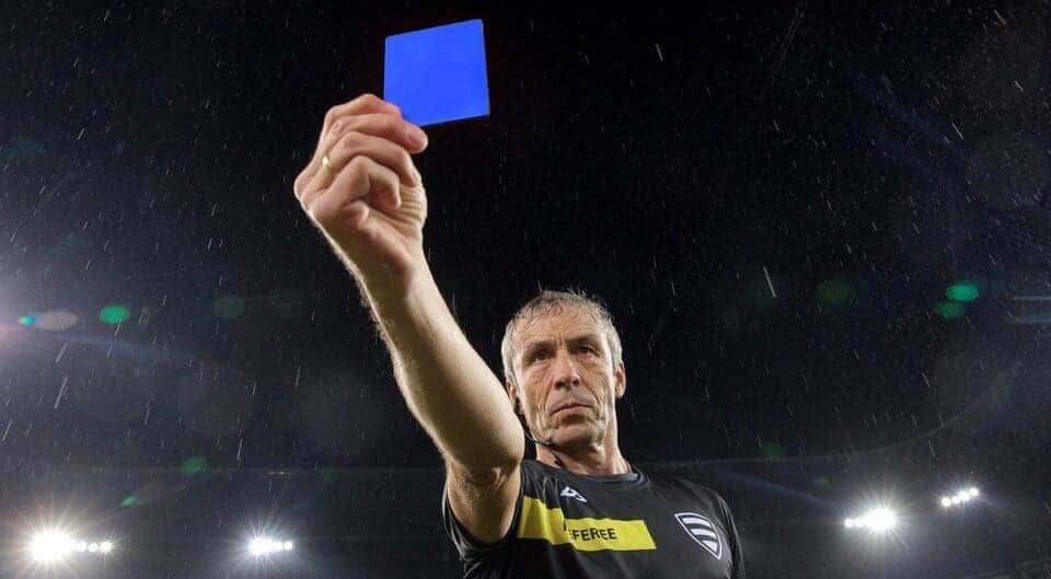 La tarjeta azul llega al futbol: ¿para qué sirve y cuándo se usará?